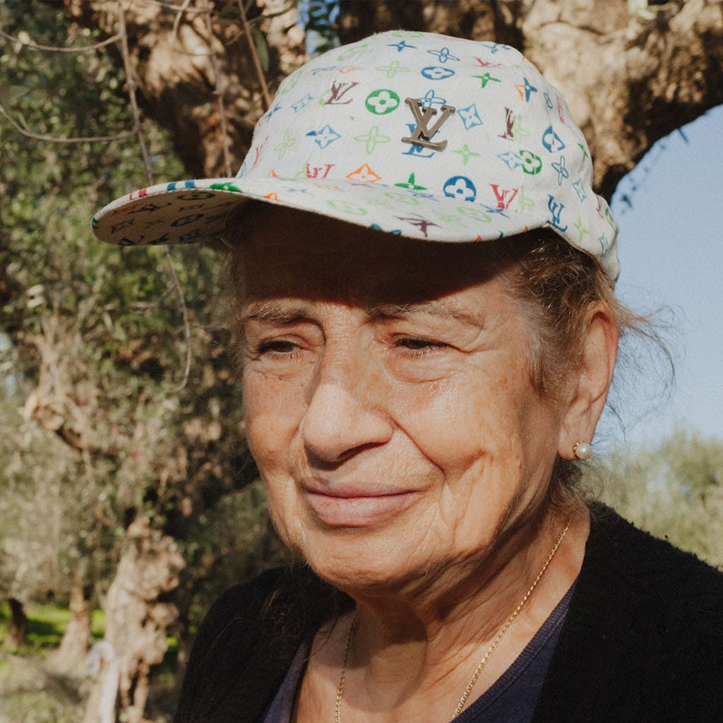alte dame in griechenland bei der olivenernte